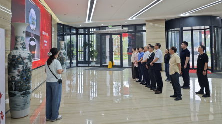 甘肅省新業資產經營有限責任公司參觀甘肅工程咨詢集團廉潔文化作品展